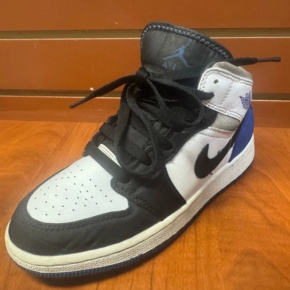 Jordan Men's Black, White, and Blue Sneakers
